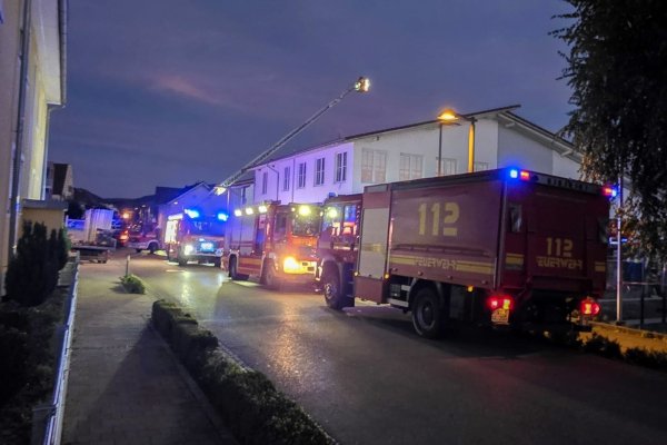 Feuerwehrfahrzeuge stehen vor dem Supermarkt. - © Florian Förster/dpa