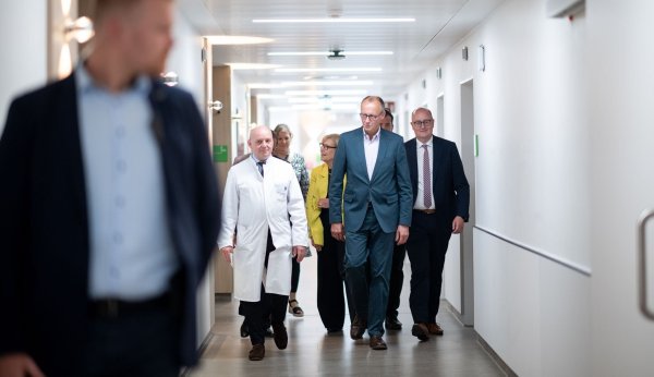 Die Finanzierung des Gesundheitssystems war auch Thema beim Besuch von Bundeskanzler Merz im Alfried-Krupp-Krankenhaus in Essen. - © Fabian Strauch/dpa