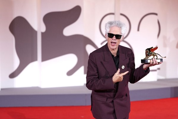 Jim Jarmusch holte den Hauptpreis der Filmfestspiele. - © Scott A Garfitt/Invision/AP/dpa