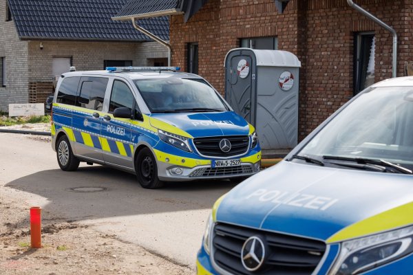 Nach Schüssen auf ein Wohnhaus hat die Polizei in Lübbecke bei Bielefeld einen Verdächtigen festgenommen. - © Friso Gentsch/dpa