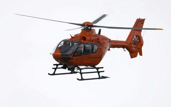 Auch zwei Rettungshubschrauber waren an der Unfallstelle im Einsatz. (Symbolbild) - © Oliver Berg/dpa