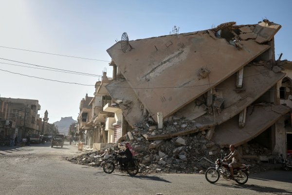 Viele Häuser in Syrien sind im Krieg zerstört worden. Dass jetzt Binnenvertriebene und auch einige Flüchtlinge zurückkehren, sorgt dafür, dass Wohnraum noch knapper wird. (Archivfoto) - © Ghaith Alsayed/AP/dpa