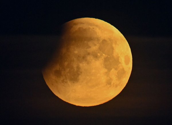 Bei einer Mondfinsternis leuchtet der Mond rötlich. (Archivbild) - © Patrick Pleul/dpa