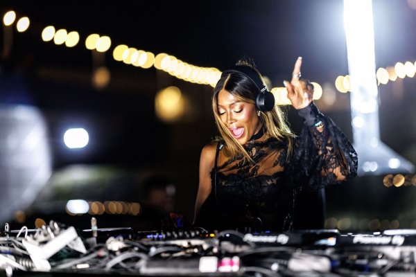 Naomi Campbell gab in München ihr Debüt am DJ-Pult. - © Matthias Balk/dpa