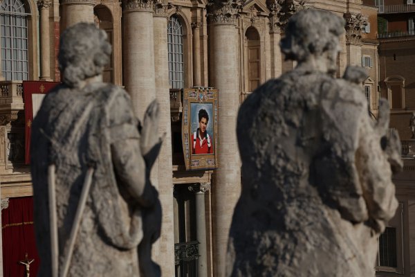 Am Petersdom hängt ein überlebensgroßes Bild des neuen Heiligen. - © Marco Iacobucci/IPA via ZUMA Press/dpa