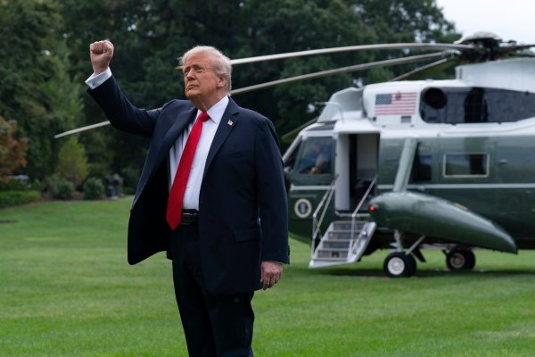 Trump spricht eine Warnung an die Hamas aus. - © Jose Luis Magana/FR159526 AP/AP/dpa