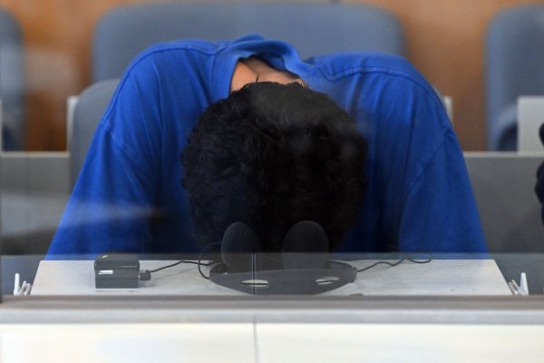 Der geständige Attentäter Issa al H. sitzt auf der Anklagebank. - © Federico Gambarini/dpa