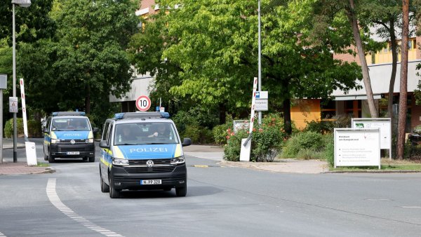 Am Morgen wurde der Mann zurück in die Psychiatrie gebracht. - © Daniel Löb/dpa