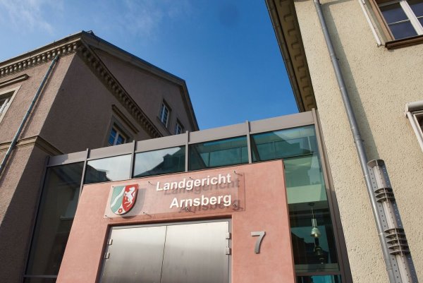 Im Mordprozess hat das Landgericht den angeklagten 24-Jährigen zu lebenslanger Haft verurteilt. (Archivbild) - © Bernd Thissen/dpa