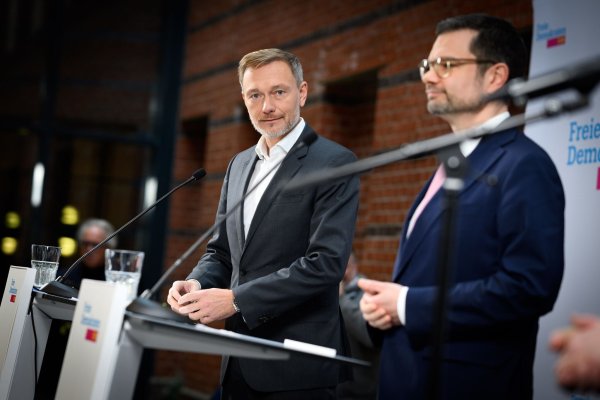 FDP-Parteichef Christian Lindner (links) setzt beim Wahlkampf auf Ex-Justizminister Marco Buschmann als Generalsekretär. - © Bernd von Jutrczenka/dpa