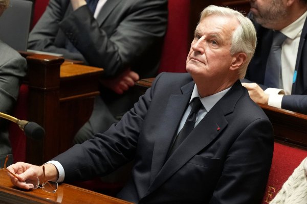 In Frankreich droht der Sturz der Mitte-Rechts-Regierung von Michel Barnier. - © Michel Euler/AP/dpa