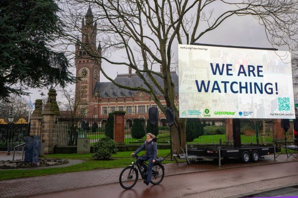 «We are Watching!» ist auf einem Plakat vor dem Internationalen Gerichtshof zu lesen: Das höchste UN-Gericht befasst sich mit Klimaschutz. - © Peter Dejong/AP/dpa