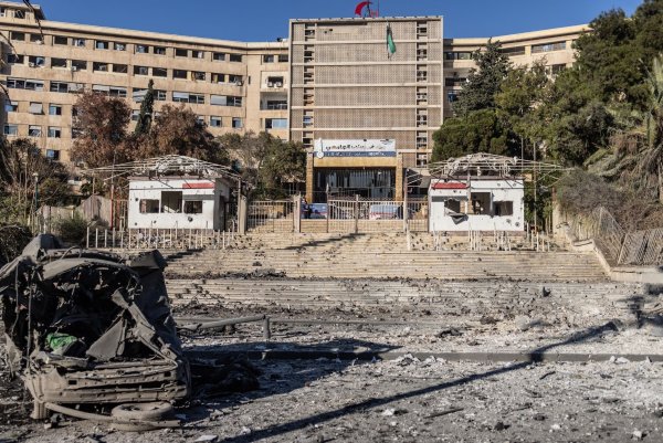 Bei russischen Luftangriffen nahe einer Klinik in Aleppo hat es Aktivisten zufolge Tote und Verletzte gegeben. - © Anas Alkharboutli/dpa