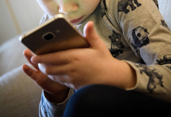 Ab zehn Jahren haben die meisten Kinder in Deutschland ein eigenes Smartphone. (Symbolbild) - © Hans-Jürgen Wiedl/ZB/dpa