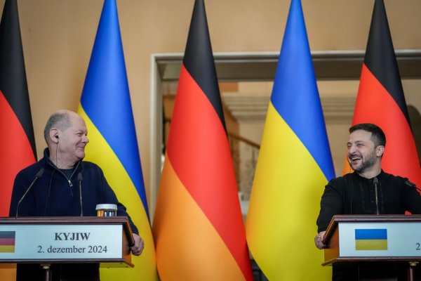 Bei ihrer gemeinsamen Pressekonferenz in Kiew hatte Bundeskanzler Olaf Scholz (l, SPD) und der ukrainische Präsident Wolodymyr Selenskyj nicht nur ernste Themen. - © Kay Nietfeld/dpa