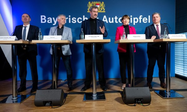 Nach dem Bayerischen Autogipfel präsentiert Markus Söder (M) die Ergebnisse. - © Sven Hoppe/dpa