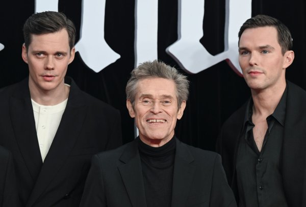 Bill Skarsgård, Willem Dafoe und Nicholas Hoult kamen zur Weltpremiere nach Berlin. - © Jens Kalaene/dpa