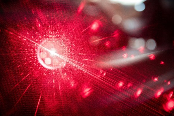 Laserpointer sind kein Spielzeug – schon ein kurzer Kontakt des Lasers mit den Augen kann die Netzhaut schwer verletzen. - © Fabian Strauch/dpa/dpa-tmn
