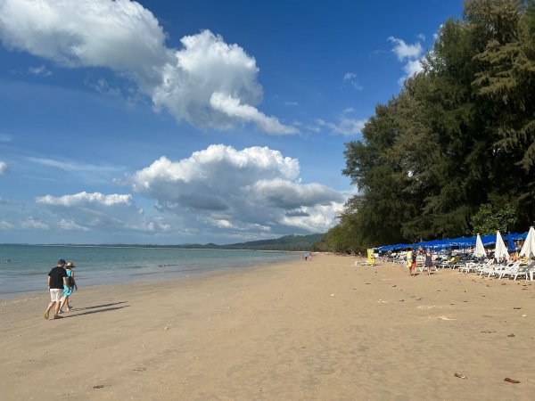 Die Region Khao Lak ist für schöne Sandstrände bekannt und gerade bei deutschen Touristen beliebt. (Archivbild) - © Carola Frentzen/dpa