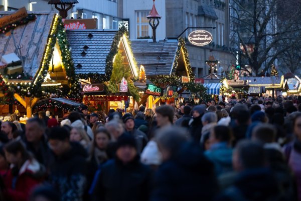 In vielen deutschen Innenstädten war am vergangenen Freitag viel los - wegen der Weihnachtsmärkte und dem Aktionstag Black Friday. - © Sven Hoppe/dpa