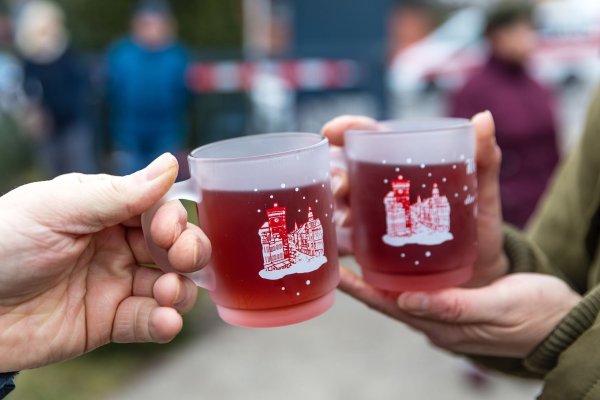 Ein Glas Glühwein in der Pause ist in vielen Fällen unproblematisch, wenn die Tätigkeit es erlaubt. - © Frank Hammerschmidt/dpa/dpa-tmn