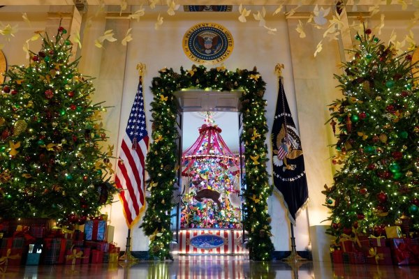 83 Tannenbäume, 165.075 Lichter und Tausende Christbaumkugeln gehören zur Weihnachtsdeko im Weißen Haus. - © Susan Walsh/AP/dpa