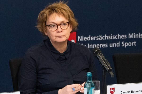 Innenministerin Behrens kündigt mehr Polizeipräsenz beim umstrittenen Nikolausbrauch auf Borkum an. (Archivbild) - © Alicia Windzio/dpa