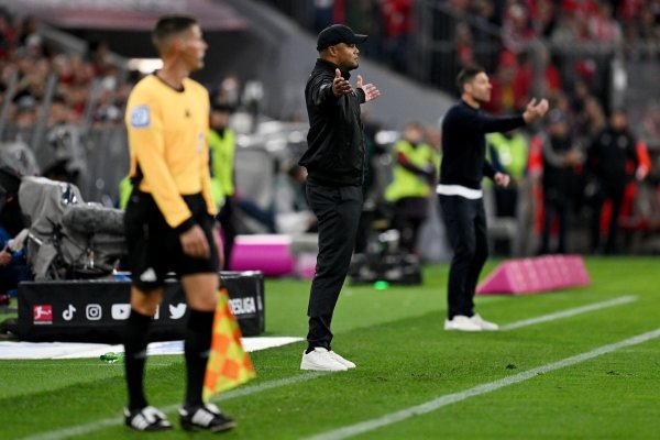 Schnelles Wiedersehen am Spielfeldrand: Bayern-Coach Vincent Kompany (M) und Leverkusens Meistertrainer Xabi Alonso (r). - © Sven Hoppe/dpa
