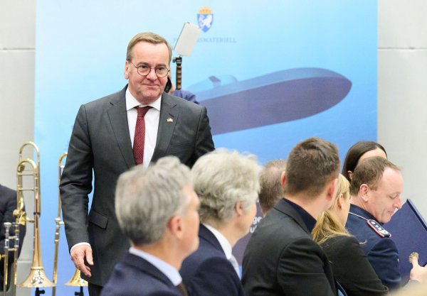 «Wir leben in unsicheren Zeiten, aber heute setzen wir ein Signal der Einigkeit», sagt Bundesverteidigungsminister Boris Pistorius in Norwegen. - © Annette Riedl/dpa