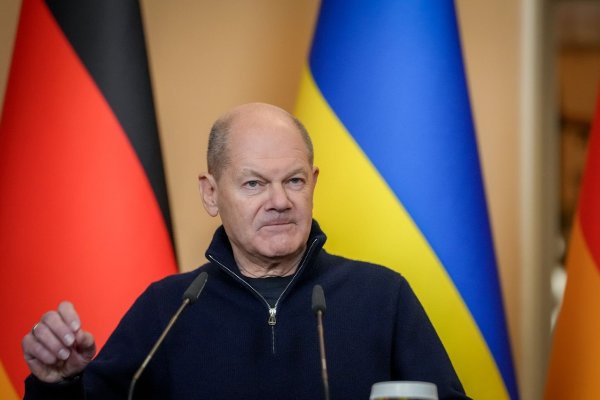 Entschlossene Miene: Scholz in Kiew. - © Kay Nietfeld/dpa