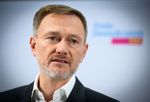 Sieht sich mit einer offenen Rücktrittsforderung aus den eigenen Reihen konfrontiert: Christian Lindner. - © Bernd von Jutrczenka/dpa