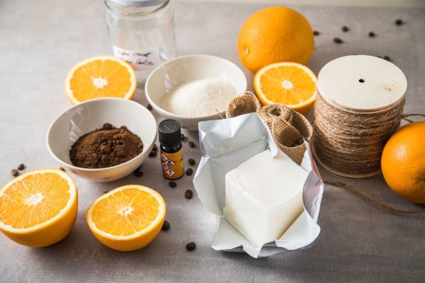 Zutaten für das selbstgemachte Peeling: durchgetrockneter Kaffeesatz, Kokosfett, Rohrohrzucker und ätherisches Öl. - © Christin Klose/dpa-tmn