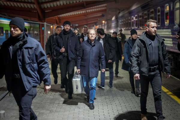 Sonst stets mit schwarzer Aktentasche, in der Ukraine nun mit silbernem Koffer: Bundeskanzler Olaf Scholz. - © Kay Nietfeld/dpa