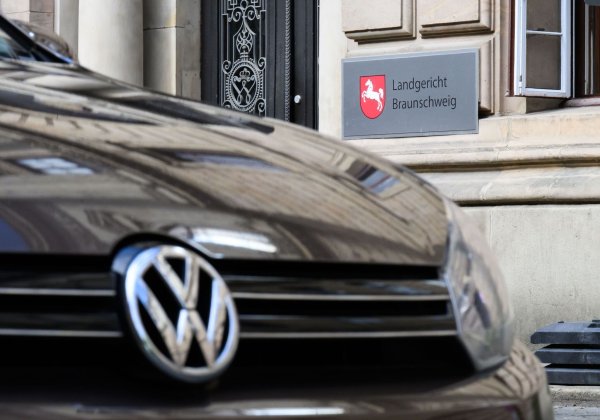 Nach dem Dieselskandal bei Volkswagen gibt es zwar ein weiteres Urteil mit Haftstrafen, ein Ende der Aufarbeitung ist aber nicht in Sicht. - © Julian Stratenschulte/dpa Pool/dpa