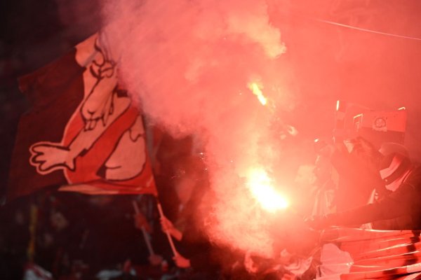 Für von Fans gezündete Pyrotechnik unter anderem im DFB-Pokalspiel gegen den 1. FC Köln muss Bayer Leverkusen zahlen. - © Federico Gambarini/dpa
