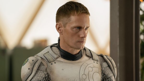 Alexander Skarsgard als Murderbot. - © Steve Wilkie/Apple TV/dpa