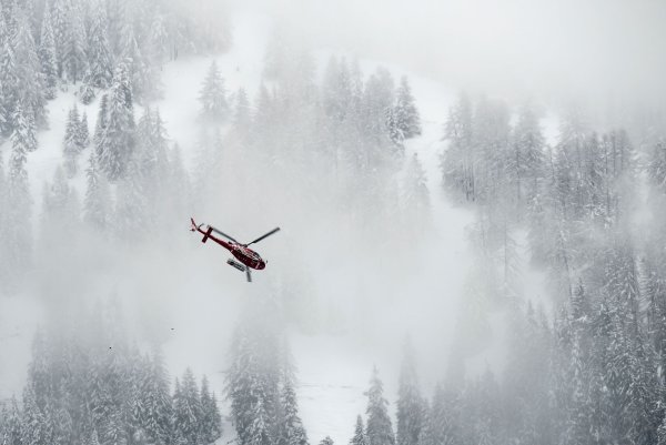 In der Schweiz sind die Leichen von fünf Skitourengängern entdeckt worden. (Foto: Archiv) - © Jean-Christophe Bott/KEYSTONE/dpa