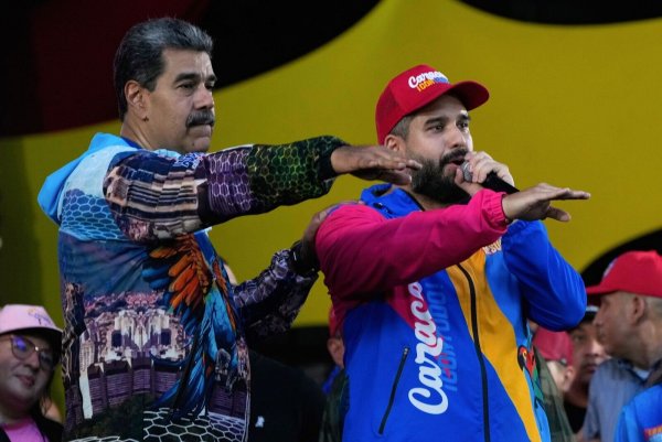 Venezuelas autoritärer Präsident Nicolás Maduro (links) will mit den Wahlen seine Macht zementieren. (Archivbild) - © Ariana Cubillos/AP/dpa