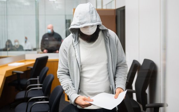 Abu Walaa 2021 vor dem Oberlandesgericht Celle - er klagt gegen seine Ausweisung nach seiner Haftentlassung. (Archivfoto) - © Julian Stratenschulte/dpa Pool/dpa