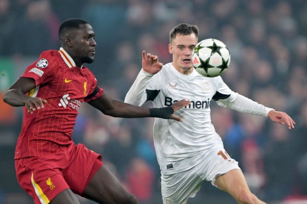Künftige Teamkollegen? Florian Wirtz (r) im Zweikampf mit Liverpools Ibrahima Konaté - © Federico Gambarini/dpa
