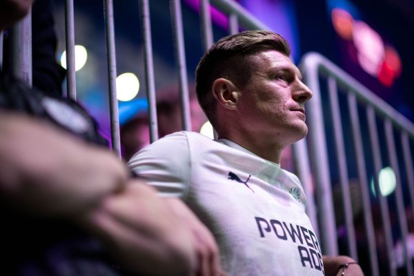 Kroos war für das Finale der Icon League in Berlin. - © Fabian Strauch/dpa