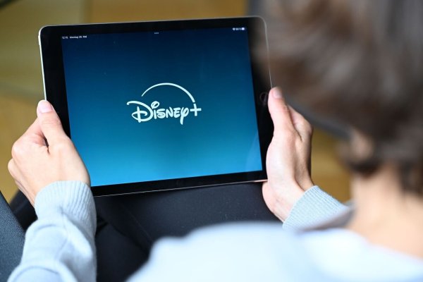 Das Logo von Disney+ beim Start der Anwendung. Das Unternehmen hat Abonnenten stärker zu Kasse gebeten - in einer Art und Weise, die wohl unrechtmäßig war. - © Wolf von Dewitz/dpa