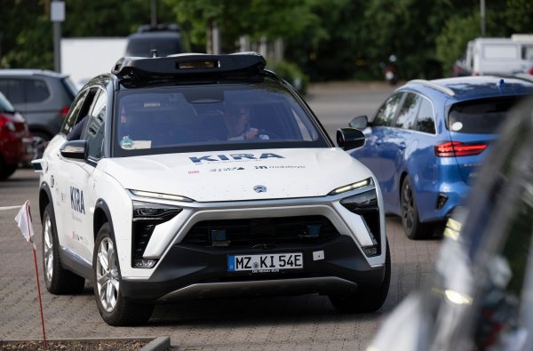 Ausgewählte Fahrgäste des öffentlichen Nahverkehrs können ab dieser Woche ein Angebot in Langen und Egelsbach im Landkreis Offenbach testen, bei dem autonom fahrende Autos eingesetzt werden. - © Boris Roessler/dpa