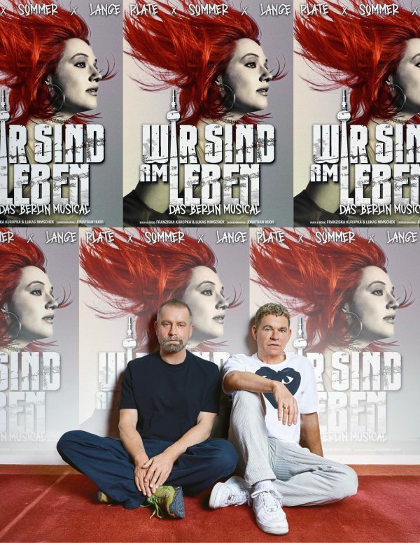 Ulf Leo Sommer und Peter Plate sitzen vor Plakaten ihres neuen Musical-Projekts. - © Ferran Casanova/Theater des Westens/dpa