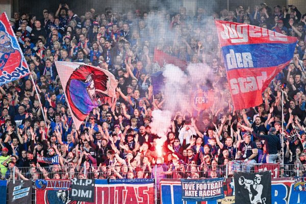 Die Heidenheimer Fans dürfen sich auf ein weiteres Bundesliga-Jahr freuen. - © Uwe Anspach/dpa