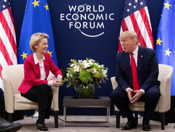 EU-Kommissionschefin Ursula von der Leyen (l) und US-Präsident Donald Trump (Archivbild) - © Evan Vucci/AP/dpa