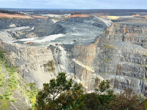 Der Blick auf die riesige Greenbushes-Mine ist atemberaubend. - © Carola Frentzen/dpa