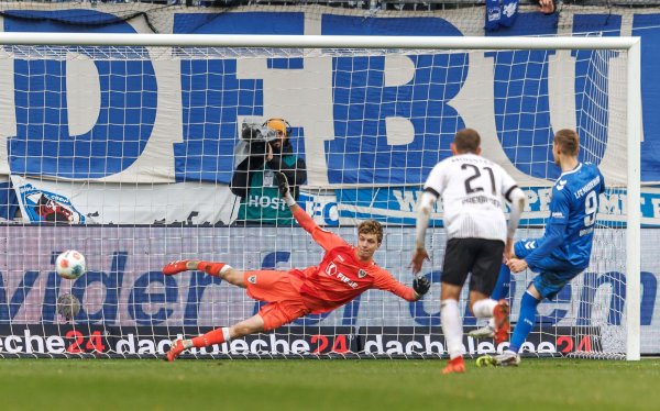 Maximilian Breunig (r, 1. FC Magdeburg) trifft per Elfmeter zum 1:0. - © Andreas Gora/dpa