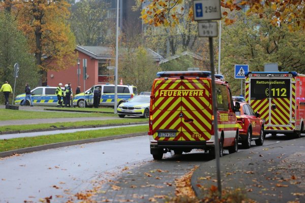 In Bielefeld hat die Polizei einen Platz großräumig abgesperrt. - © Christian Müller/dpa