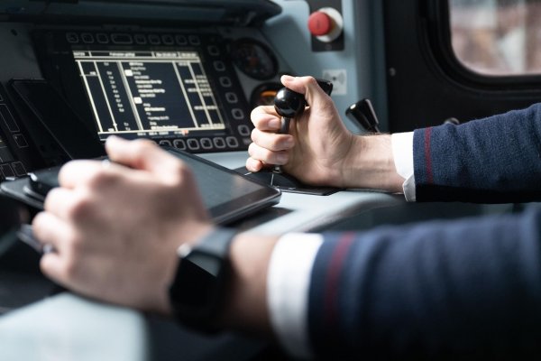 Insbesondere im operativen Bereich sucht die Bahn weiterhin Personal - und stellt nun trotz Krise Tausende Auszubildende ein. (Archivbild) - © Sebastian Kahnert/dpa